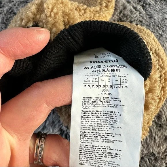 Intrend by Max Mara Plush Effect Mittens Size: OS New Fall / Winter Color: Camel - Picture 6 of 10